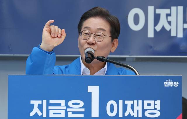 이재명 더불어민주당 대선 후보가 14일 부산 부산진구 서면거리에서 해양수산부 부산 이전 등을 약속하고 있다. 부산=오승현 기자
