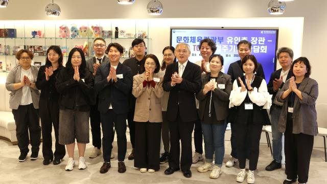 유인촌 문화체육관광부 장관이 지난 12일 한국콘텐츠진흥원 일본 도쿄비즈니스센터를 방문해 ‘K콘텐츠 기업지원센터’ 입주기업 관계자들과 간담회를 마친 후 기념촬영 하고 있다. 사진=문체부