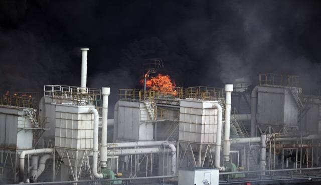 17일 큰 화재가 발생한 광주 광산구 금호타이어 광주공장에서 소방 당국이 대응 2단계를 발령하고 헬기 등을 동원해 화재 진압에 안간힘을 쏟고 있지만, 불길이 좀처럼 잡히지 않고 있다. 금호타이어는 생산을 전면 중단했다. 광주=오승현 기자