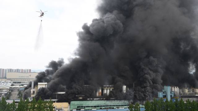 17일 큰 화재가 발생한 광주 광산구 금호타이어 광주공장에서 소방 당국이 대응 2단계를 발령하고 헬기 등을 동원해 화재 진압에 안간힘을 쏟고 있지만, 불길이 좀처럼 잡히지 않고 있다. 금호타이어는 생산을 전면 중단했다. 광주=오승현 기자