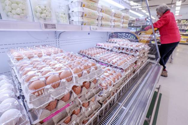 서울의 한 대형마트에서 시민들이 달걀을 구입하고 있다. (사진은 기사내용과 무관함) 뉴스1
