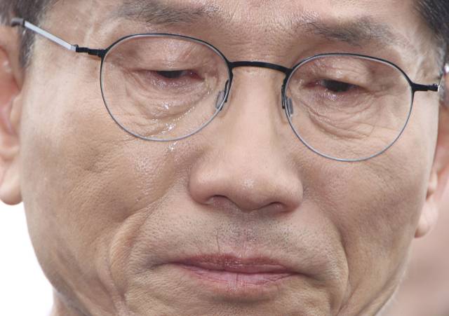 김문수 국민의힘 대선 후보가 제45주년 5.18 민주화운동 기념일을 하루 앞둔 17일 광주 북구 5.18 민주묘지를 방문해 박관현 열사의 묘를 참배하며 눈물을 흘리고 있다. 광주=오승현 기자 2025.05.17