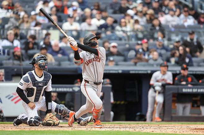 이정후가 4월13일 뉴욕 양키스와의 경기에서 홈런을 날리고 있다. ⓒREUTERS