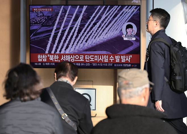 북한이 트럼프 미 대통령 취임 후 첫 탄도미사일 수 발을 발사한 3월10일 서울 중구 서울역에 관련 뉴스가나오고 있다. ⓒ연합뉴스