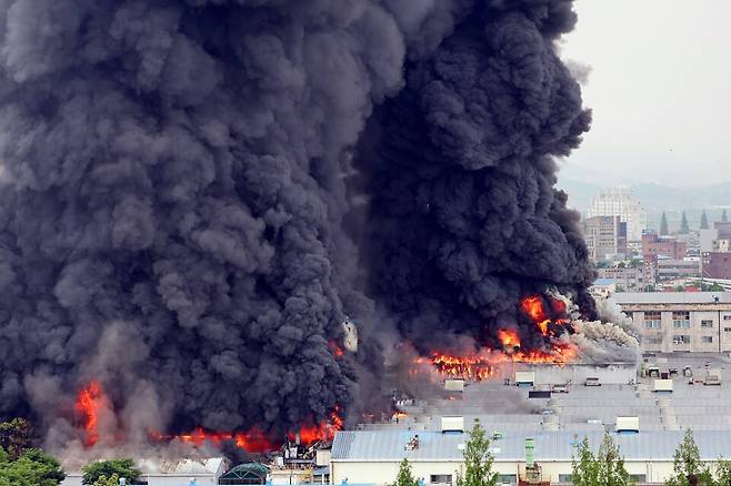 17일 오전 광주 광산구 송정동 금호타이어 광주공장에서 불이 나 검은 연기가 치솟고 있다. 소방 당국은 광주 전체 소방서 인력을 동원하는 대응 2단계를 발령해 진화 중이다. ⓒ연합뉴스