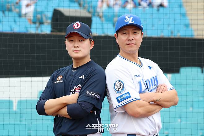 삼성 강민호와 두산 김택연이 2일 대구 삼성라이온즈파크에서 경기를 앞두고 포즈를 취하고 있다. 정효진 기자