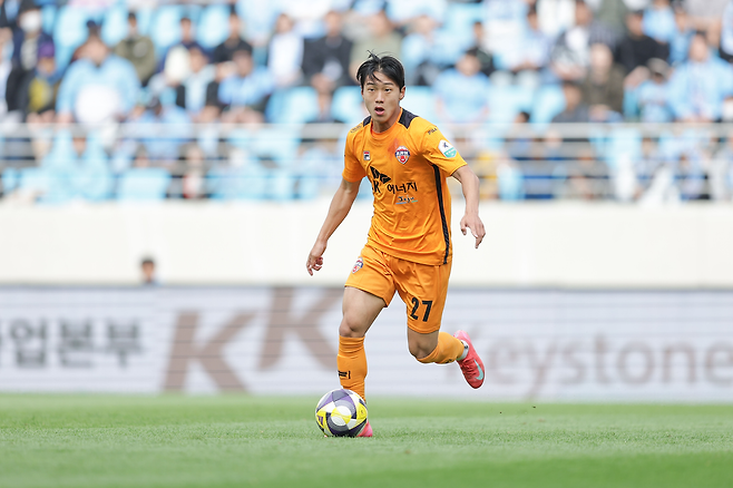 제주의 소년 가장 김준하가 지난 3일 대구 원정에서 드리블 돌파를 시도하고 있다. 제주 SK 제공