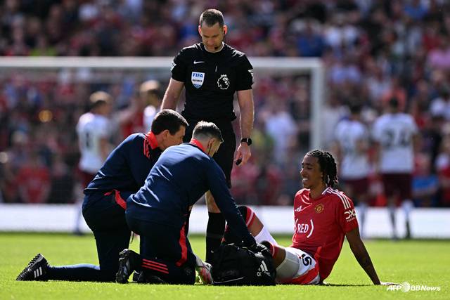 부상을 당한 맨유 수비수 레니 요로(오른쪽). /AFPBBNews=뉴스1
