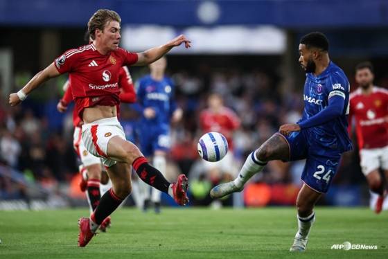 경기에 집중하는 라스무스 호일룬(왼쪽). /AFPBBNews=뉴스1