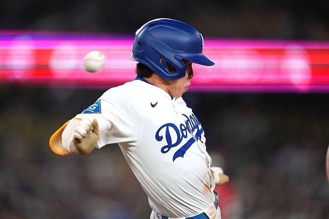 LA 다저스 김혜성이 17일 미국 캘리포니아주 로스앤젤레스의 다저스타디움에서 열린 2025 미국프로야구 메이저리그(MLB) LA 에인절스와의 홈경기에 9번타자 겸 2루수로 선발 출전해 3타수 2안타를 기록했다. AP 연합뉴스