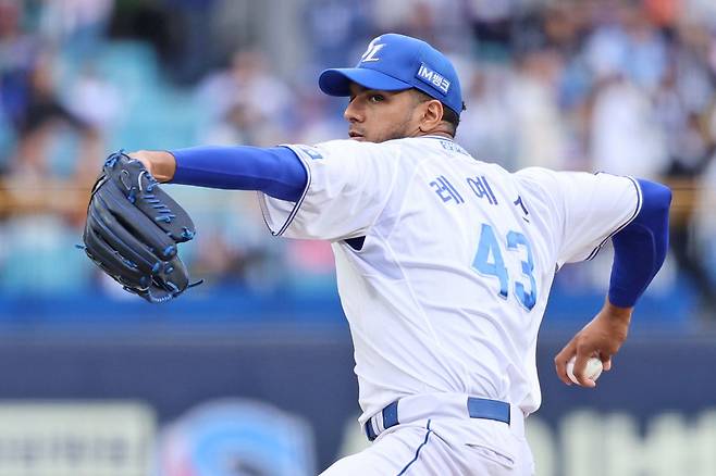 삼성 라이온즈 외국인 투수 데니 레예스가 17일 부산 사직야구장에서 열린 2025 신한 SOL Bank KBO리그 롯데 자이언츠와의 팀 간 4차전 및 더블헤더 1차전에서 5이닝 3실점을 기록했다. 사진 삼성 라이온즈