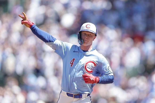 컵스 외야수 피트 크로우-암스트롱이 17일 미국 일리노이주 시카고의 리글리필드에서 열린 2025 미국프로야구 메이저리그(MLB) 시카고 화이트삭스와의 홈경기에 1번타자 겸 중견수로 선발 출전해 5타수 4안타(1홈런) 6타점 2득점으로 팀의 13-3 대승을 이끌었다. AFP 연합뉴스