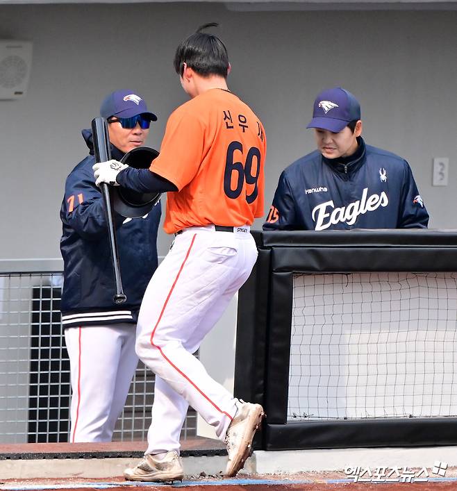 6일 오후 대전 한화생명 볼파크에서 열린 한화 청백전 경기, 한화 이대진 퓨처스 감독이 득점에 성공한 신우재와 주먹을 맞대고 있다. 엑스포츠뉴스 DB
