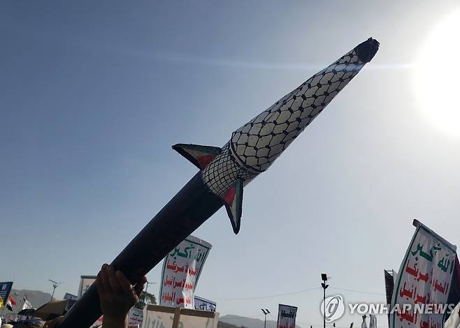 예멘 후티 반군 지지자들이 시위 현장에 들고 나온 모형 미사일 [EPA 연합뉴스 자료사진. 재판매 및 DB 금지]