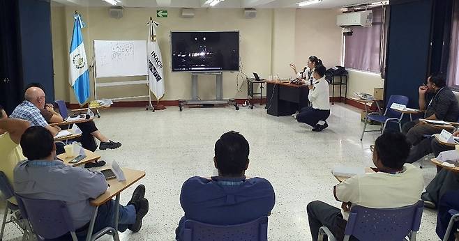 한국 교통사고 조사 기법 배우는 과테말라 요원들 [주과테말라 한국대사관 제공. 과테말라시티=연합뉴스. 재판매 및 DB 금지]