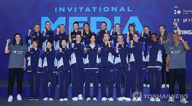 기념 촬영하는 김연경과 세계올스타팀 (인천=연합뉴스) 임순석 기자 = 김연경이 16일 인천 삼산월드체육관에서 열린 'KYK 인비테이셔널 2025 미디어데이'에서 김연경과 여자배구 세계올스타 선수들이 기념 촬영하고 있다. 2025.5.16 soonseok02@yna.co.kr