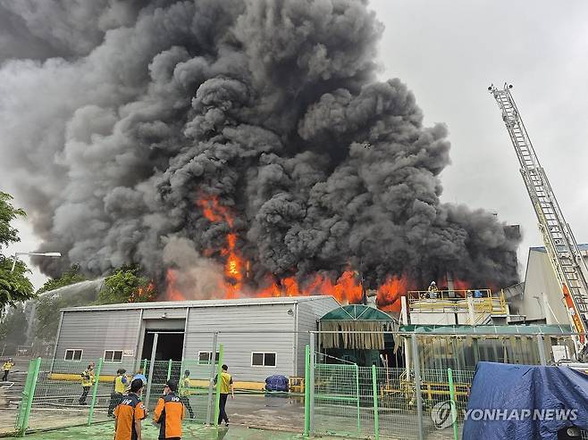 광주 금호타이어 화재 (광주=연합뉴스) 17일 오전 광주 광산구 소촌동 금호타이어 공장에서 불이 나 소방당국이 진화하고 있다. 2025.5.17 [독자제공. 재판매 및 DB 금지] iny@yna.co.kr