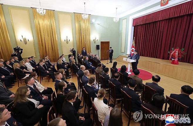김정은, 딸 주애와 주북 러시아 대사관 방문 (평양 조선중앙통신=연합뉴스) 김정은 북한 국무위원장이 소련의 제2차 세계대전 승리(전승절) 80주년을 맞아 9일 오전 딸 주애와 함께 평양 주재 러시아 대사관을 방문했다고 조선중앙통신이 10일 보도했다. 2025.5.10 
    [국내에서만 사용가능. 재배포 금지. For Use Only in the Republic of Korea. No Redistribution] nkphoto@yna.co.kr