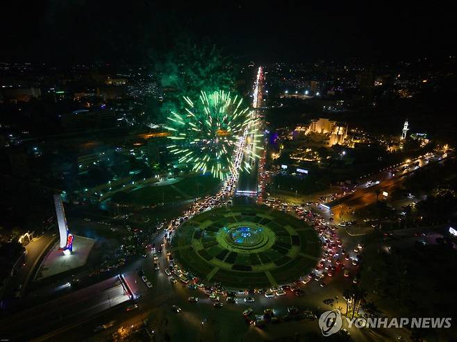 미 제재 해제 축하하는 시리아 다마스쿠스 [EPA=연합뉴스 자료사진. 재판매 및 DB 금지]
