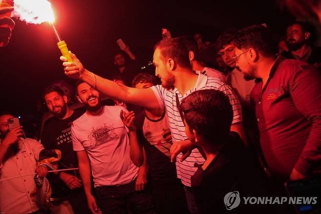 제재 해제 축하하는 다마스쿠스 시민들 [EPA=연합뉴스 자료사진. 재판매 및 DB 금지]