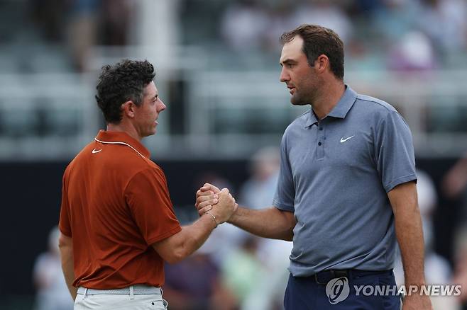 2라운드 마치고 인사하는 로리 매킬로이와 스코티 셰플러 [게티이미지/AFP=연합뉴스]