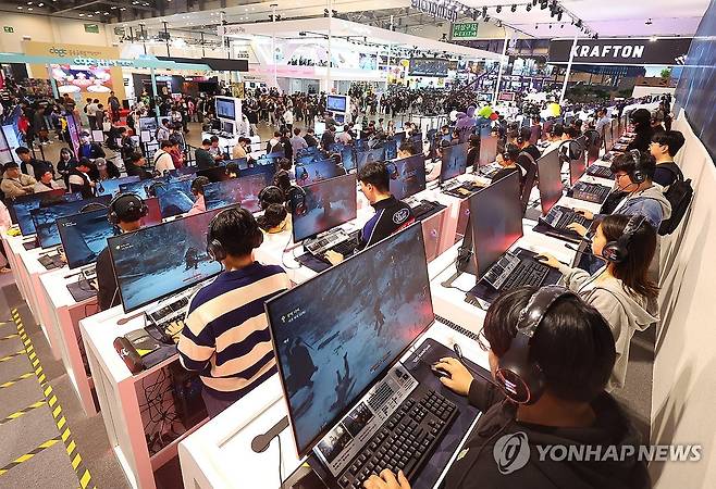K-게임 열기 (부산=연합뉴스) 손형주 기자 = 14일 부산 벡스코에서 개막한 국내 최대 게임쇼 지스타 2024에서 관람객들이 게임을 즐기고 있다. 올해로 20주년을 맞은 지스타는 17일까지 나흘간 B2C(기업-소비자 거래) 및 B2B(기업간 거래) 부스에서 국내외 게임 소비자들과 업계 관계자를 상대로 다양한 신작 게임과 정보기술(IT)을 소개한다. 2024.11.14 handbrother@yna.co.kr