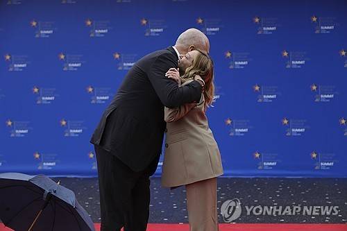 멜로니 총리와 포옹하는 라마 총리 [AP 연합뉴스. 재판매 및 DB 금지]