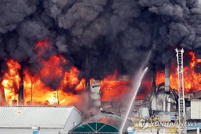 금호타이어 광주공장 화재 (광주=연합뉴스) 정다움 기자 = 17일 오전 광주 광산구 송정동 금호타이어 광주공장에서 불이 나 검은 연기가 치솟고 있다.
소방 당국은 광주 전체 소방서 인력을 동원하는 대응 2단계를 발령해 진화 중이다. 2025.5.17 daum@yna.co.kr