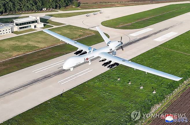 북한 김정은, 공군 방공·공습훈련 지도 (평양 조선중앙통신=연합뉴스) 김정은 북한 국무위원장이 지난 15일 제1공군사단 관하 비행연대를 방문해 공군 반항공(방공)전투 및 공습 훈련을 지도했다고 조선중앙통신이 17일 보도했다. 사진은 북한판 글로벌호크 비행장면 2025.5.17 
    [국내에서만 사용가능. 재배포 금지. For Use Only in the Republic of Korea. No Redistribution] nkphoto@yna.co.kr