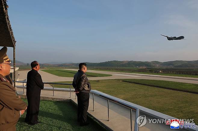 북한 김정은, 공군 방공·공습훈련 지도 (평양 조선중앙통신=연합뉴스) 김정은 북한 국무위원장이 지난 15일 제1공군사단 관하 비행연대를 방문해 공군 반항공(방공)전투 및 공습 훈련을 지도했다고 조선중앙통신이 17일 보도했다. 2025.5.17 
    [국내에서만 사용가능. 재배포 금지. For Use Only in the Republic of Korea. No Redistribution] nkphoto@yna.co.kr