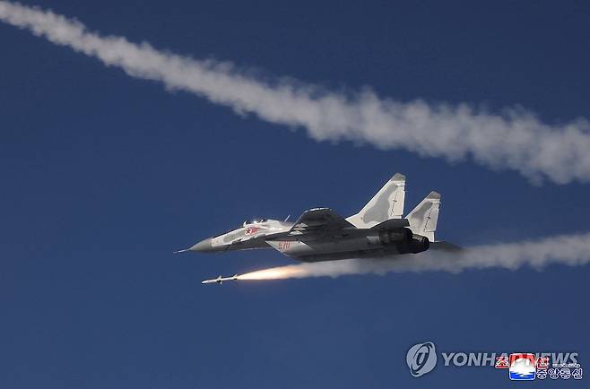 북한 김정은, 공군 방공·공습훈련 지도 (평양 조선중앙통신=연합뉴스) 김정은 북한 국무위원장이 지난 15일 제1공군사단 관하 비행연대를 방문해 공군 반항공(방공)전투 및 공습 훈련을 지도했다고 조선중앙통신이 17일 보도했다. 2025.5.17 
    [국내에서만 사용가능. 재배포 금지. For Use Only in the Republic of Korea. No Redistribution] nkphoto@yna.co.kr