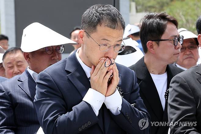 눈물 흘리는 김상욱 국회의원 (광주=연합뉴스) 김혜인 기자 = 5·18민주화운동 45주년을 하루 앞둔 17일 국민의힘을 탈당한 무소속 김상욱 국회의원이 광주 북구 운정동 국립5·18민주묘지에서 열린 5·18추모제에서 추모공연을 보며 눈물을 닦고 있다. 2025.5.17 in@yna.co.kr