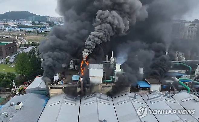 불길 이는 광주 금호타이어 공장 (광주=연합뉴스) 17일 오전 광주 광산구 소촌동 금호타이어 공장에서 불이 나 검은 연기가 솟아오르고 있다. 2025.5.17 [광주소방본부 제공. 재판매 및 DB 금지] iny@yna.co.kr