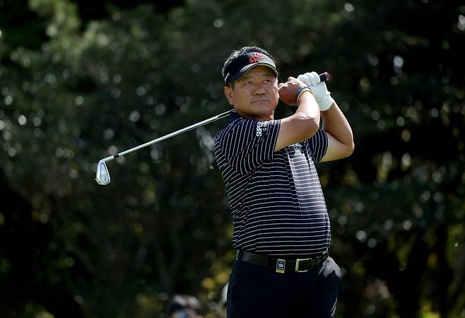 아이언샷 날리는 최경주 프로 최경주가 17일 제주도 서귀포 핀크스 골프클럽(파71·7천326야드)에서 열린 한국프로골프(KPGA) 투어 2025 KPGA SK텔레콤 오픈 2025 1라운드에서 아이언샷을 치고 있다. [KPGA 제공. 재배포 및 DB 금지]