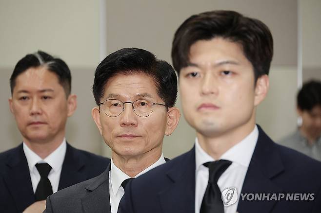 김문수와 김용태 (광주=연합뉴스) 박동주 기자 = 국민의힘 김문수 대선 후보와 김용태 비상대책위원장이 17일 광주 서구 김대중컨벤션센터에서 열린 현장 선거대책위원회 회의에서 국기에 대한 경례를 하고 있다. 2025.5.17 pdj6635@yna.co.kr