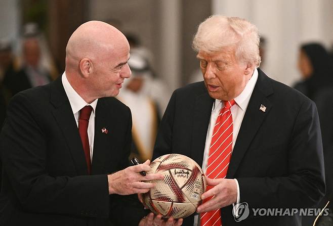 인판티노 FIFA 회장과 트럼프 미국 대통령(지난 14일 카타르 도하) [AFP=연합뉴스 자료사진]
