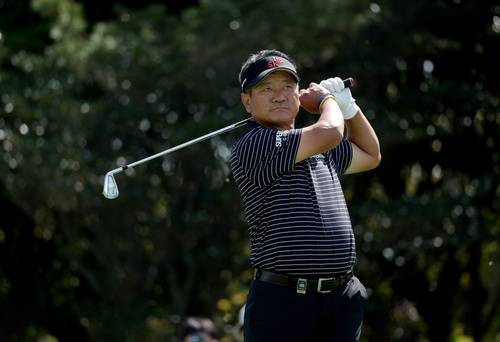 아이언샷 날리는 최경주 프로 최경주가 17일 제주도 서귀포 핀크스 골프클럽(파71·7천326야드)에서 열린 한국프로골프(KPGA) 투어 2025 KPGA SK텔레콤 오픈 2025 1라운드에서 아이언샷을 치고 있다. [KPGA 제공. 재배포 및 DB 금지]