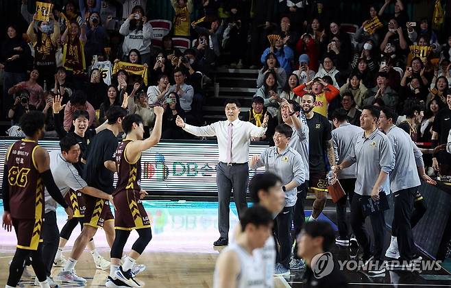 분위기 좋은 LG 세이커스 (창원=연합뉴스) 김동민 기자 = 15일 경남 창원체육관에서 열린 '2024-2025 KCC 프로농구' 창원 LG 세이커스와 서울 삼성 썬더스 경기. LG 유기상이 4쿼터 종료 수십초를 남겨두고 골을 넣자 LG 조상현 감독, 선수단, 팬이 기뻐하고 있다. 2025.1.15 image@yna.co.kr