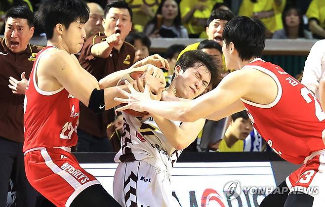 공 지키려는 양준석 (서울=연합뉴스) 최재구 기자 = 17일 서울 잠실학생체육관에서 열린 2024∼2025시즌 프로농구 서울 SK 나이츠와 창원 LG 세이커스의 챔피언결정전 7차전 경기에서 LG 양준석이 볼을 다투고 있다. 2025.5.17 jjaeck9@yna.co.kr