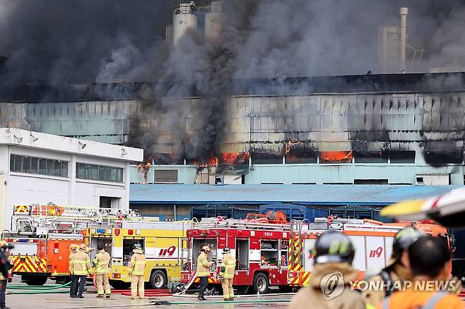 진화 작업하는 소방 당국 (광주=연합뉴스) 정다움 기자 = 17일 오후 광주 광산구 송정동 금호타이어 광주공장에서 소방 당국이 진화 작업을 하고 있다.
    이날 오전 7시 11분께 발생한 불은 꺼지지 않고 8시간째 이어지고 있다. 2025.5.17 daum@yna.co.kr