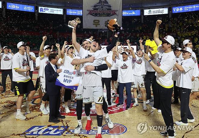 MVP 기뻐하는 허일영 (서울=연합뉴스) 최재구 기자 = 17일 서울 잠실학생체육관에서 열린 2024∼2025시즌 프로농구 서울 SK 나이츠와 창원 LG 세이커스의 챔피언결정전 7차전 경기에서 승리한 LG 선수들이 이날 경기에서 MVP를 차지한 허일영 선수와 환호하고 있다. 2025.5.17 jjaeck9@yna.co.kr