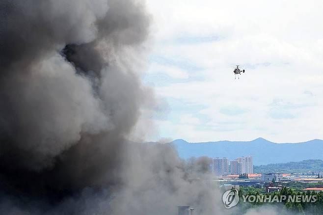 분주한 소방헬기 (광주=연합뉴스) 정다움 기자 = 17일 오후 광주 광산구 송정동 금호타이어 광주공장에서 소방 당국의 헬기가 진화 작업을 하기 위해 이동하고 있다.
    이날 오전 7시 11분께 발생한 불은 꺼지지 않고 8시간째 이어지고 있다. 2025.5.17 daum@yna.co.kr