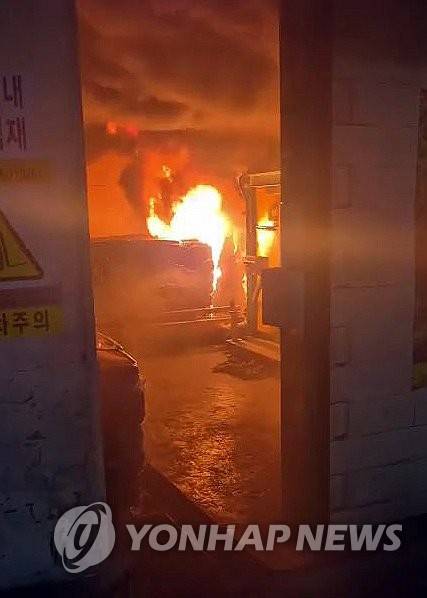 불 시작된 금호타이어 공장 내부 (광주=연합뉴스) 17일 오전 광주 광산구 금호타이어 공장 내부에서 불길이 치솟아 오르고 있다. 이 불이 공장동 전체로 확산, 소방당국은 대응 2단계를 발령하고 진화 중이다. 2025.5.17 [독자 제공. 재판매 및 DB 금지] iny@yna.co.kr