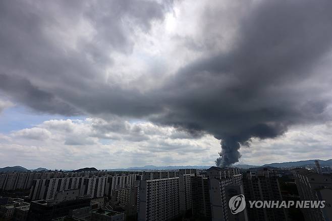 광주 도심 뒤덮은 금호타이어 화재 연기 (광주=연합뉴스) 조남수 기자 = 17일 광주 광산구 송정동 금호타이어 광주공장에서 불이 나 검은 연기가 치솟고 있다.
    소방 당국은 광주 전체 소방서 인력을 동원하는 대응 2단계를 발령해 진화 중이다. 2025.5.17 iso64@yna.co.kr