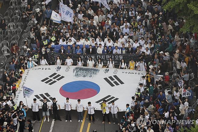 5·18 전야제가 펼쳐진 금남로 (광주=연합뉴스) 조남수 기자 = 17일 오후 광주 동구 금남로에서 제45주년 5·18민주화운동 전야제가 열리고 있다. 2025.5.17 [공동취재] iso64@yna.co.kr