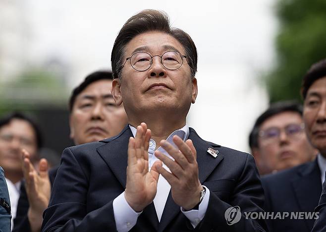 박수치는 이재명 후보 (광주=연합뉴스) 황광모 기자 = 더불어민주당 이재명 대선후보가 17일 광주광역시 동구 금남로에서 열린 5ㆍ18 광주민주화운동 45주기 전야제에 참석해 박수치고 있다. 2025.5.17 [공동취재] hkmpooh@yna.co.kr