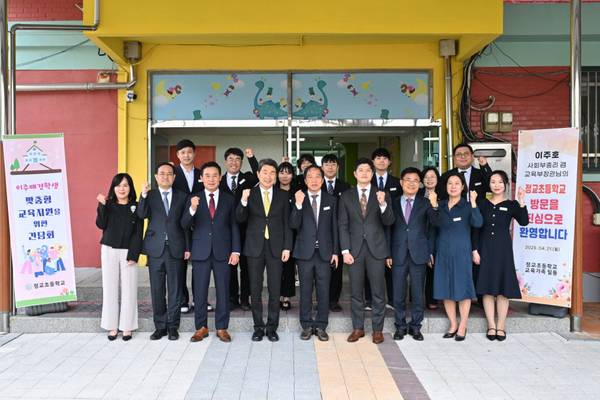 이주호(앞줄 왼쪽 네 번째) 부총리 겸 교육부 장관이 지난 4월21일 포천시를 방문해 포천형 자기주도학습센터의 지원 방안 등을 논의했다. /포천시 제공