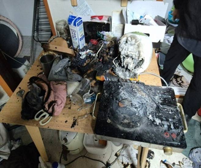 ▲ 18일 오전 2시22분쯤 서구 금곡동 4층 빌라에서 불이 난 모습./사진제공=인천소방본부