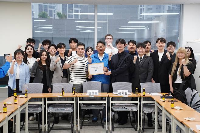 ▲ 지난 17일 더불어민주당 골목골목 선대위 인천위원장을 맡은 김교흥 국회의원이 인천지역 청년들과 경청 간담회를 진행했다. /사진제공=김교흥 의원실