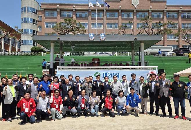 ▲ 18일 수원시 장안구 동원동우고등학교 운동장에서 개최된 '제20대 충청인의 한마음축제' 참석자들이 기념촬영을 하고 있다.